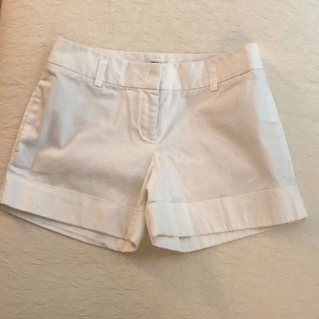 Express Shorts With Pockets And Cuffs.